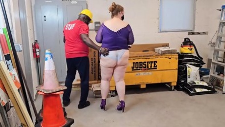 Female boss asked her maintenance guy to cum inside & get her pregnant
