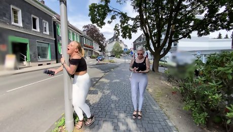 Lara CumKitten - Teaser FERNGESTEUERT durch die City