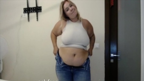 bbw milf teasing in jeans her awesome body