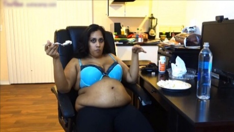 Desi Rose BIG BEAUTIFUL WOMEN pie stuffing - Indian fetish